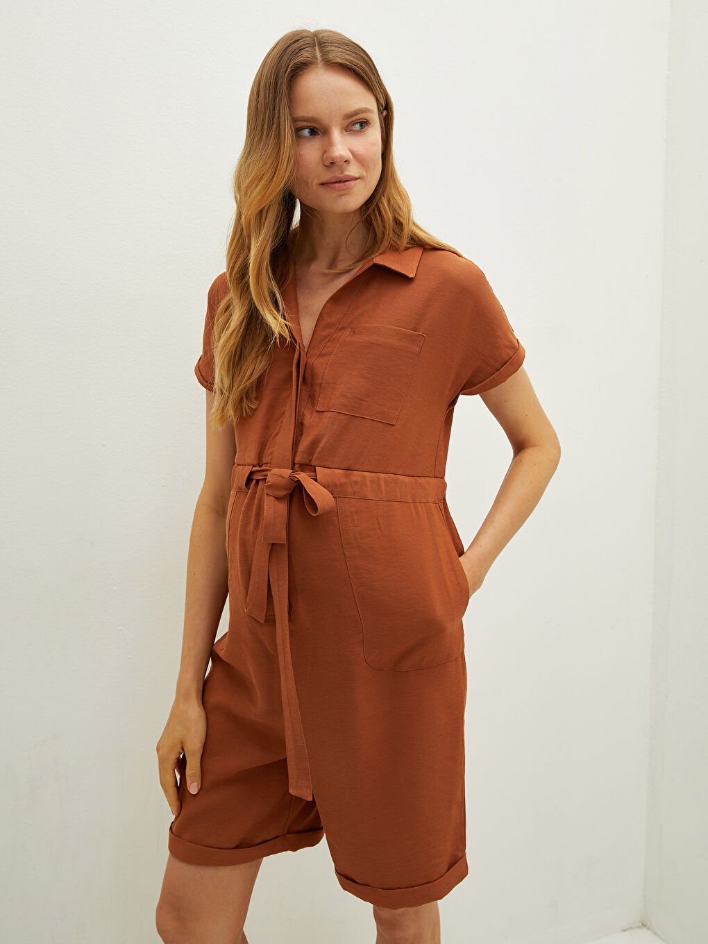 Kahverengi Gömlek Yaka Düz Beli Bağlama Detaylı Gabardin Kumaş Hamile Tulum-4