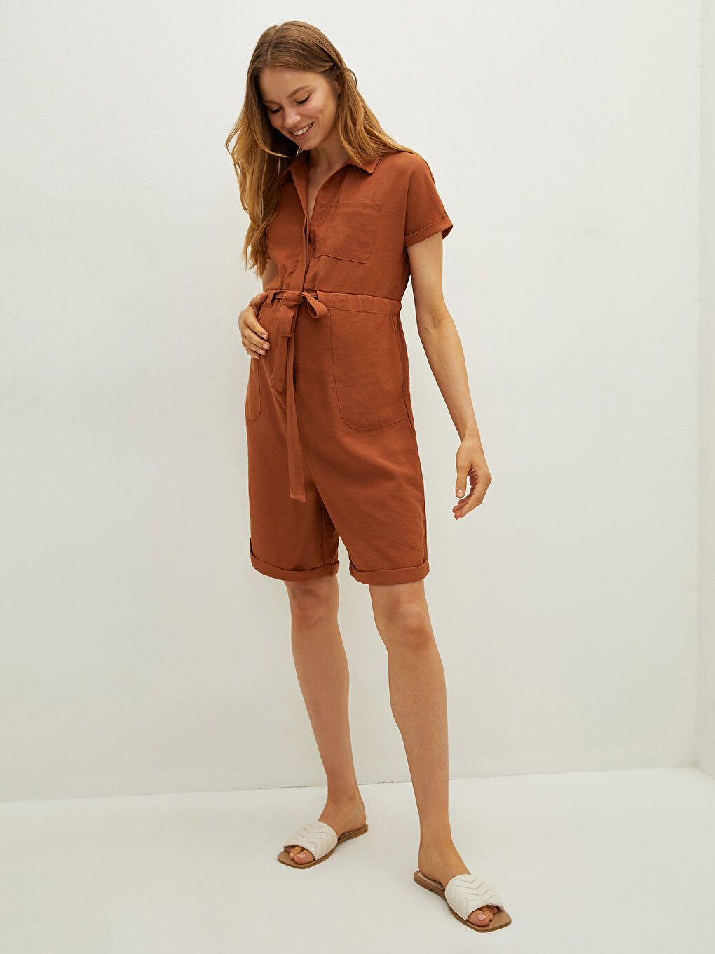 Kahverengi Gömlek Yaka Düz Beli Bağlama Detaylı Gabardin Kumaş Hamile Tulum