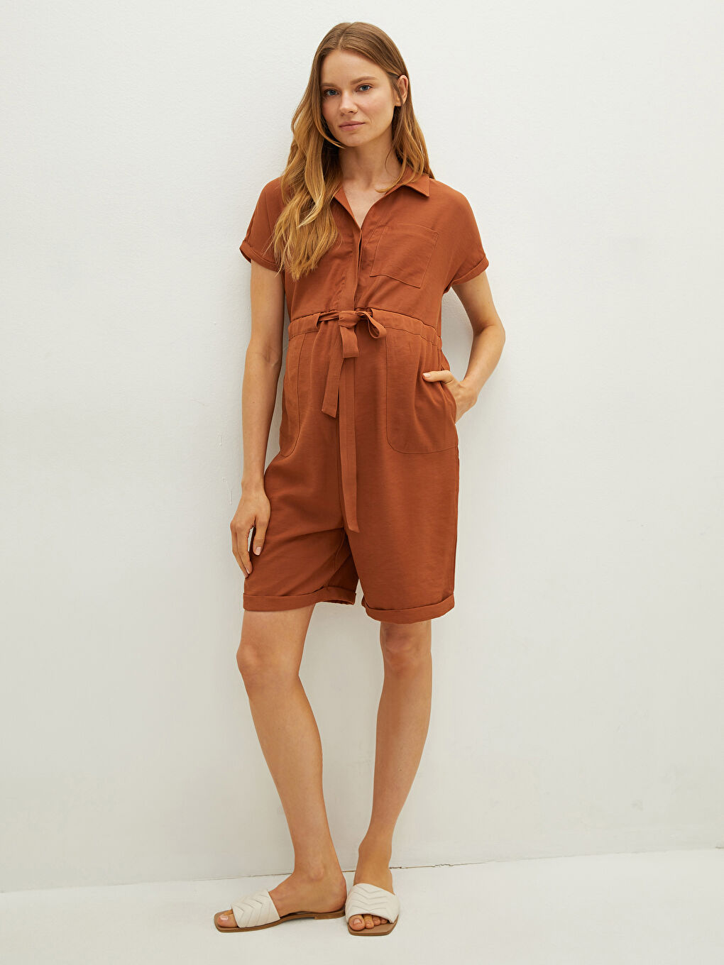 Kahverengi Gömlek Yaka Düz Beli Bağlama Detaylı Gabardin Kumaş Hamile Tulum-1