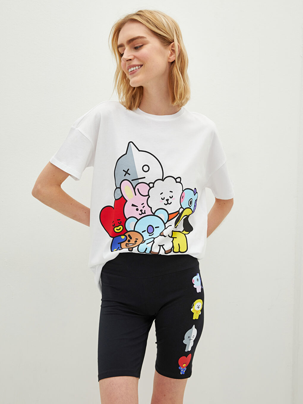 Beyaz Bisiklet Yaka BT21 Baskılı Kısa Kollu Kadın Şortlu Pijama Takımı