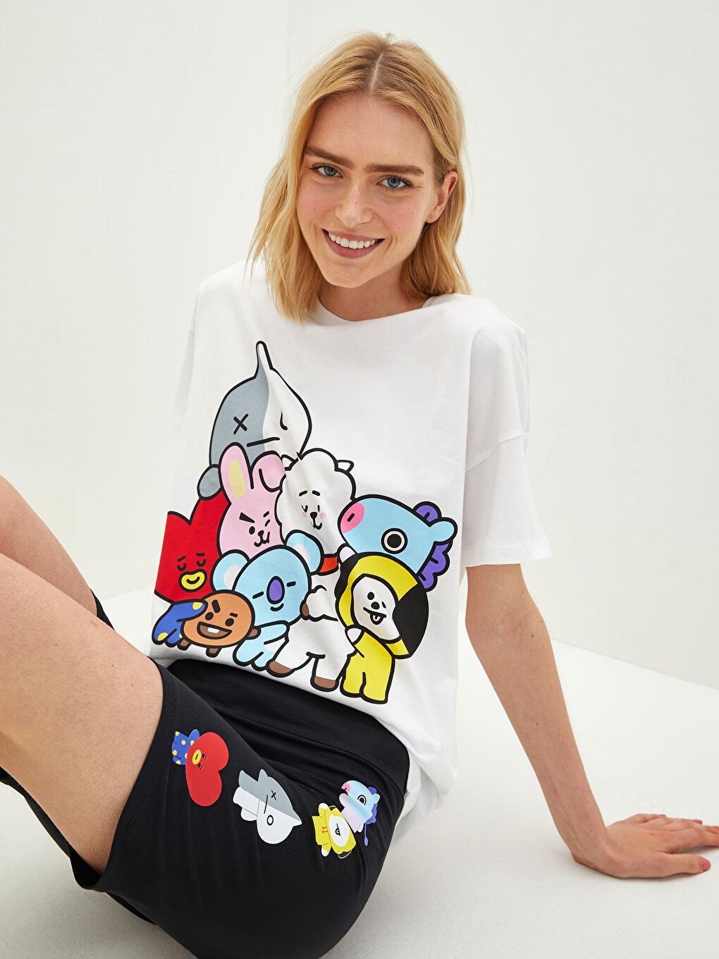 Beyaz Bisiklet Yaka BT21 Baskılı Kısa Kollu Kadın Şortlu Pijama Takımı-1