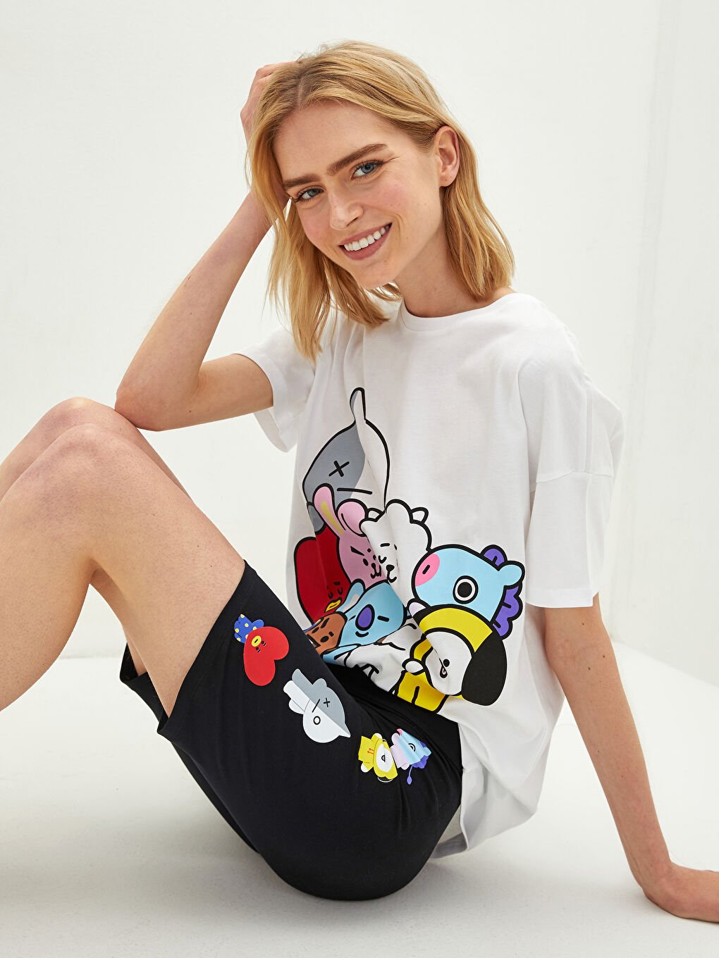 Beyaz Bisiklet Yaka BT21 Baskılı Kısa Kollu Kadın Şortlu Pijama Takımı-2