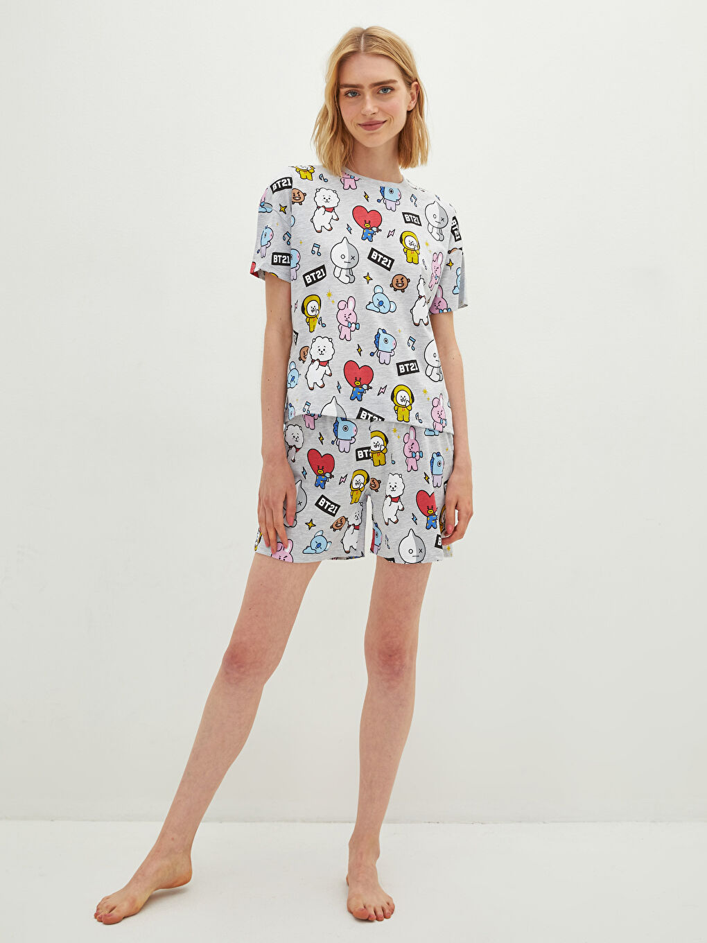 Gri Bisiklet Yaka BT21 Baskılı Kısa Kollu Pamuklu Kadın Şortlu Pijama Takımı