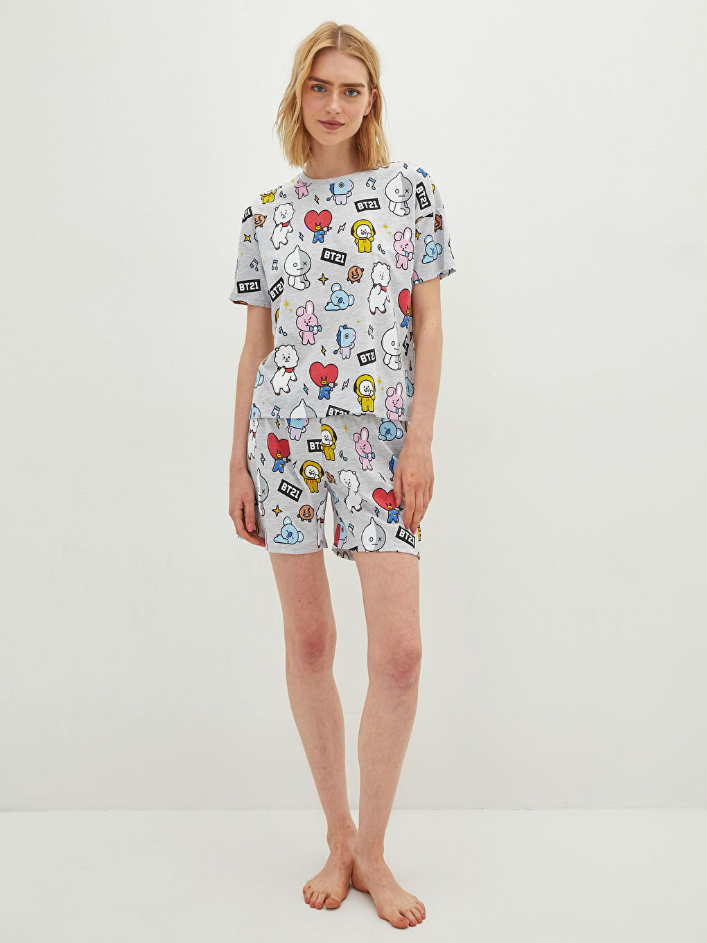 Gri Bisiklet Yaka BT21 Baskılı Kısa Kollu Pamuklu Kadın Şortlu Pijama Takımı-1