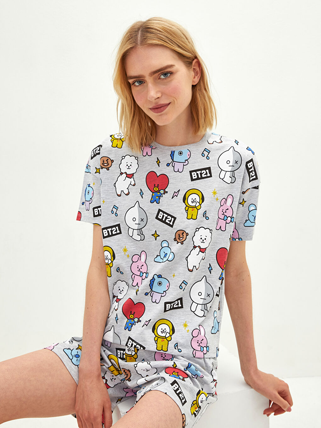 Gri Bisiklet Yaka BT21 Baskılı Kısa Kollu Pamuklu Kadın Şortlu Pijama Takımı-4