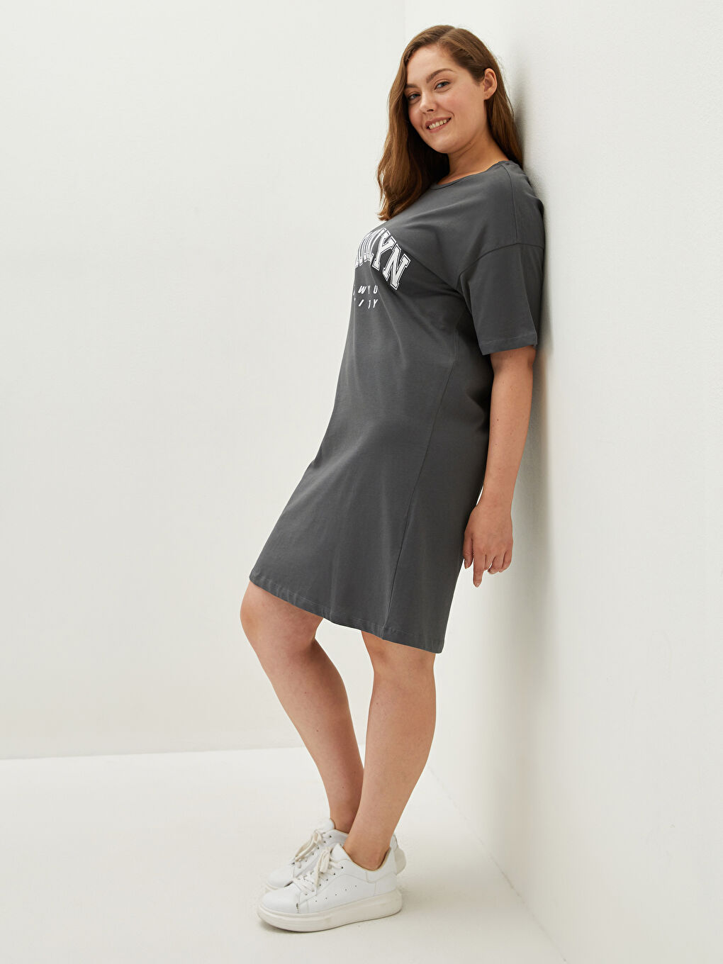 Gri Büyük Beden Bisiklet Yaka Baskılı Kısa Kollu Kadın Elbise-9