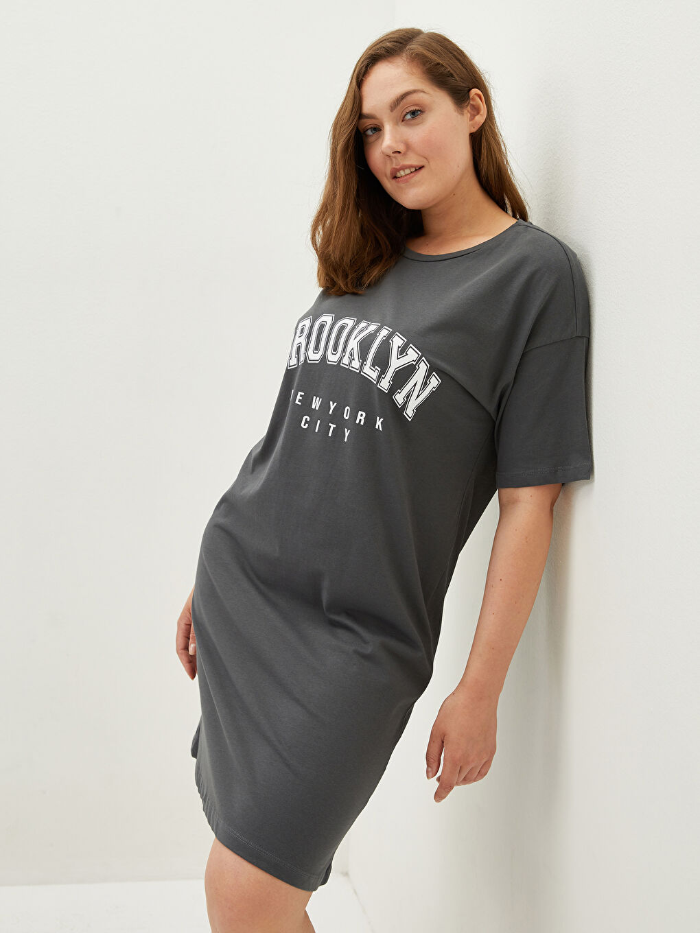 Gri Büyük Beden Bisiklet Yaka Baskılı Kısa Kollu Kadın Elbise-1