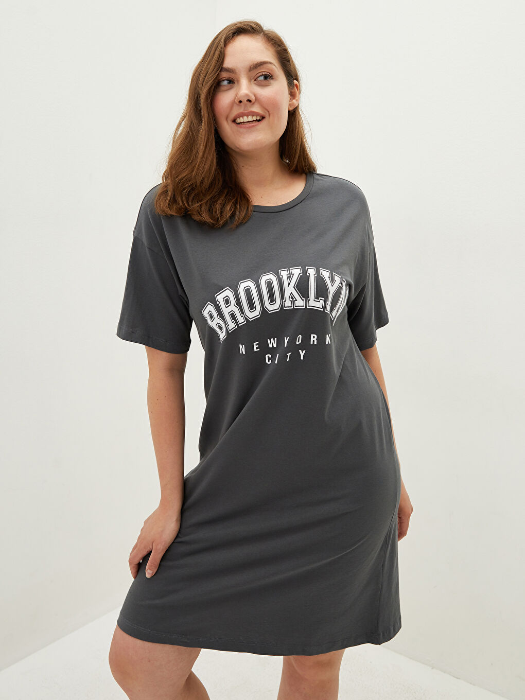 Gri Büyük Beden Bisiklet Yaka Baskılı Kısa Kollu Kadın Elbise-3