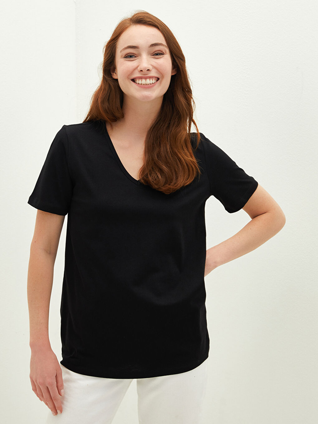 Siyah V Yaka Düz Kısa Kollu Kadın Tişört-1