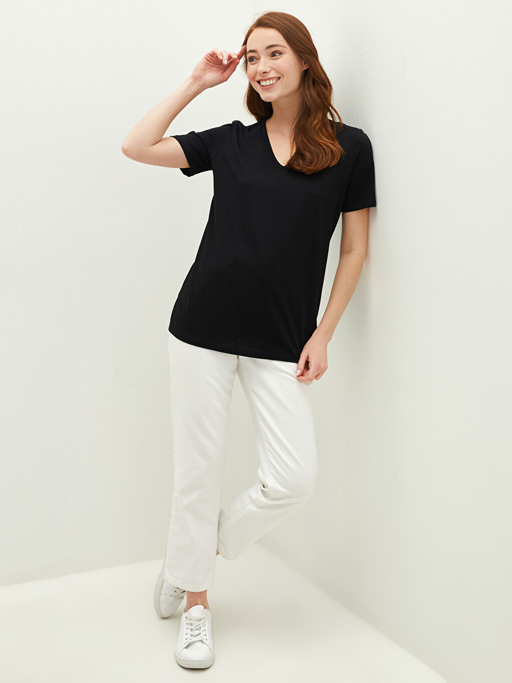 Siyah V Yaka Düz Kısa Kollu Kadın Tişört-2