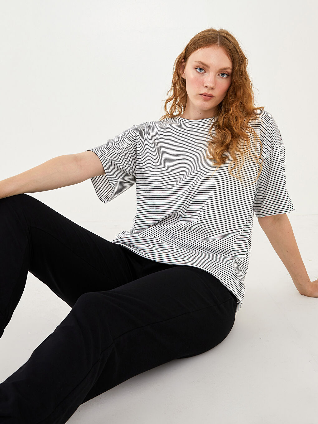 Siyah Büyük Beden Bisiklet Yaka Çizgili Kısa Kollu Kadın Tişört