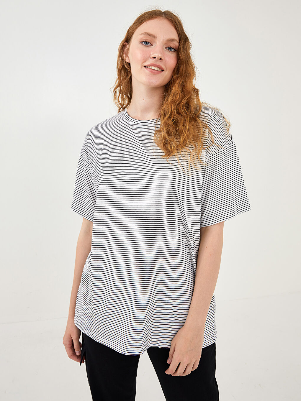 Siyah Büyük Beden Bisiklet Yaka Çizgili Kısa Kollu Kadın Tişört-1