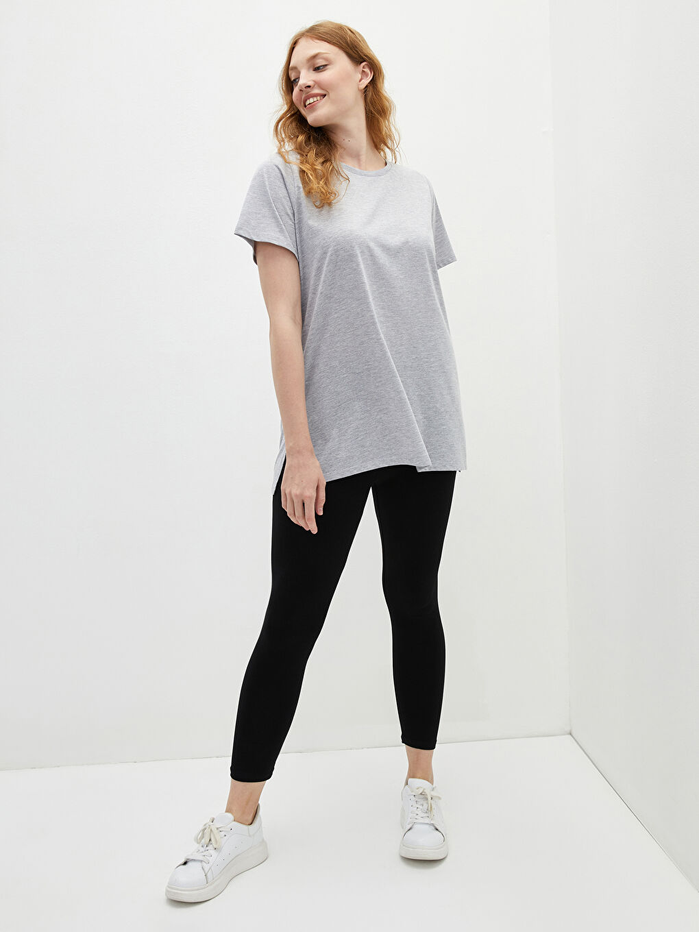 Gri Büyük Beden Bisiklet Yaka Düz Kısa Kollu Kadın Tişört-3