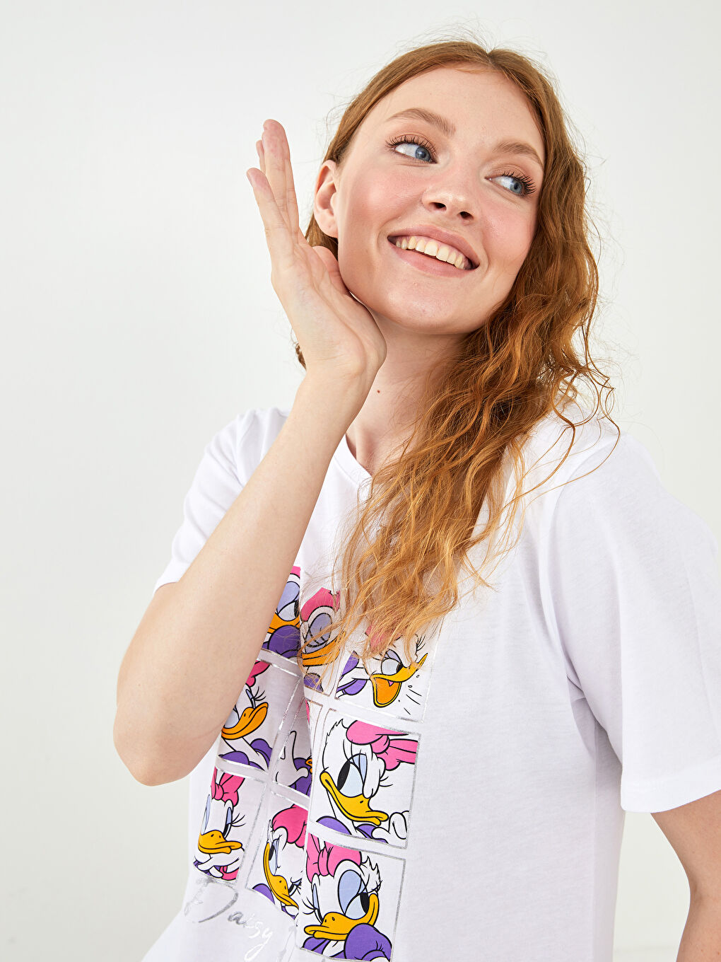 Beyaz Büyük Beden Bisiklet Yaka Daisy Duck Baskılı Kısa Kollu Pamuklu Kadın Tişört-2