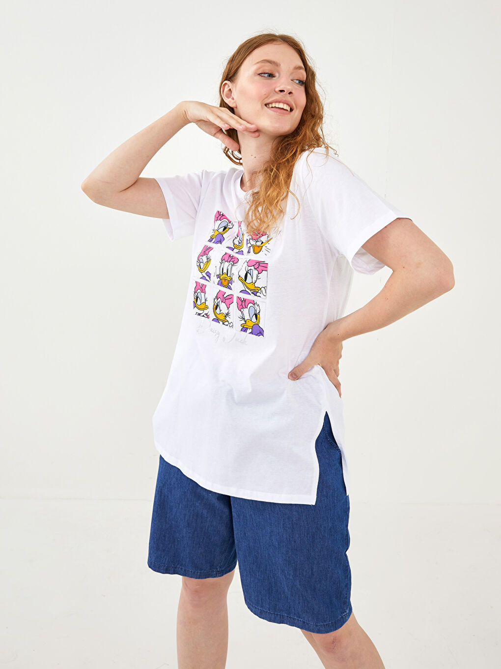 Beyaz Büyük Beden Bisiklet Yaka Daisy Duck Baskılı Kısa Kollu Pamuklu Kadın Tişört-3