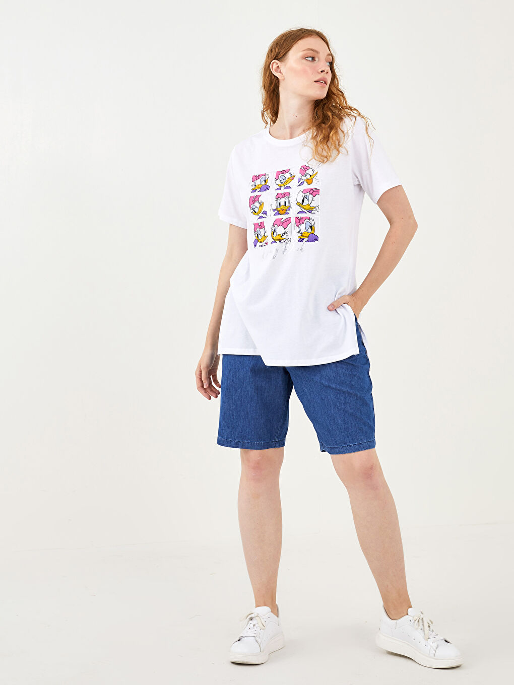 Beyaz Büyük Beden Bisiklet Yaka Daisy Duck Baskılı Kısa Kollu Pamuklu Kadın Tişört-4