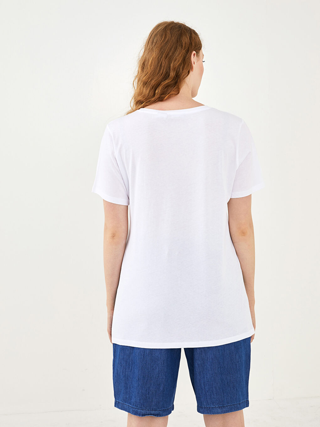 Beyaz Büyük Beden Bisiklet Yaka Daisy Duck Baskılı Kısa Kollu Pamuklu Kadın Tişört-5