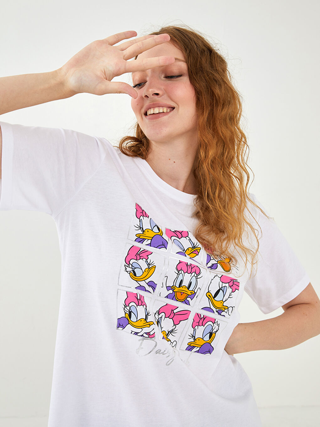 Beyaz Büyük Beden Bisiklet Yaka Daisy Duck Baskılı Kısa Kollu Pamuklu Kadın Tişört