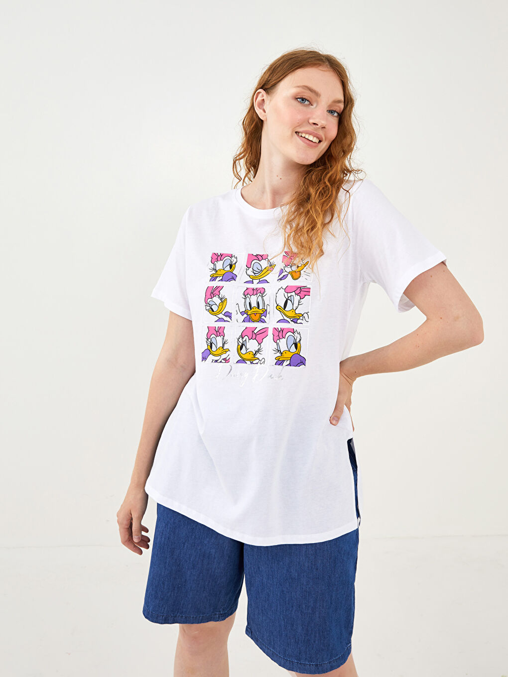 Beyaz Büyük Beden Bisiklet Yaka Daisy Duck Baskılı Kısa Kollu Pamuklu Kadın Tişört-1