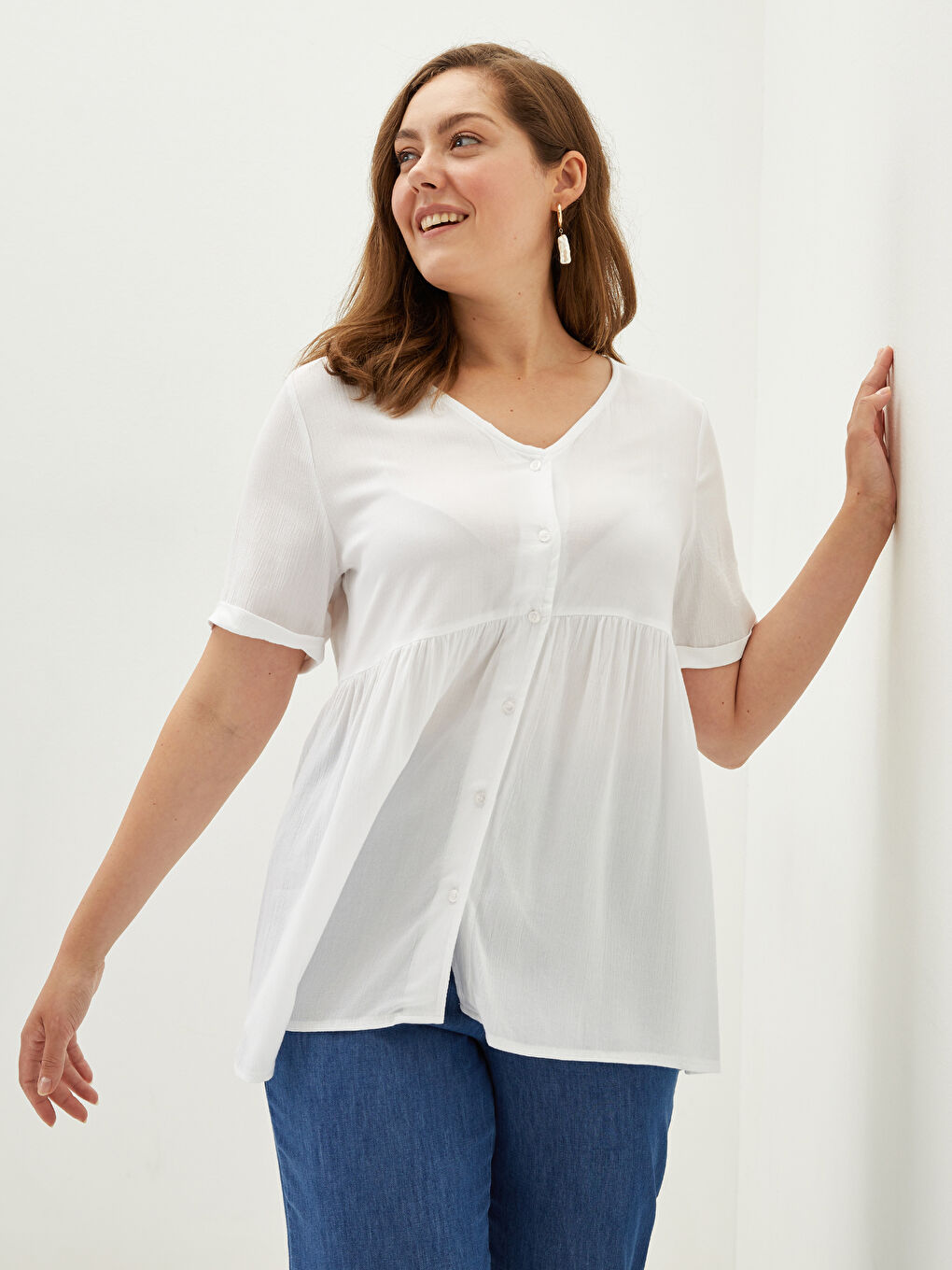 Beyaz Büyük Beden V Yaka Düz Önden Düğmeli Kısa Kollu Viskon Kadın Gömlek-5