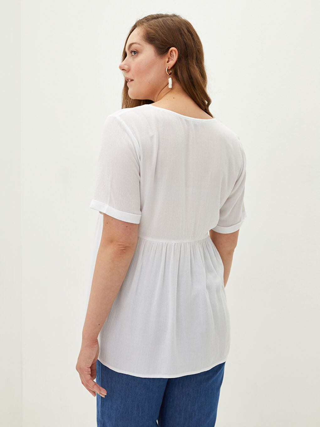 Beyaz Büyük Beden V Yaka Düz Önden Düğmeli Kısa Kollu Viskon Kadın Gömlek-9