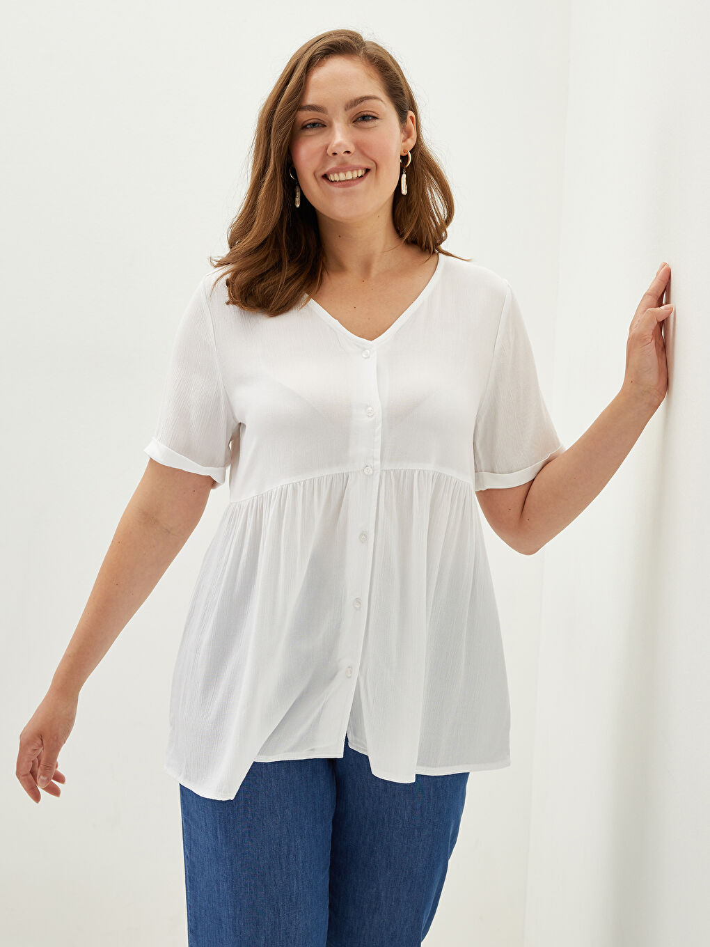 Beyaz Büyük Beden V Yaka Düz Önden Düğmeli Kısa Kollu Viskon Kadın Gömlek-1