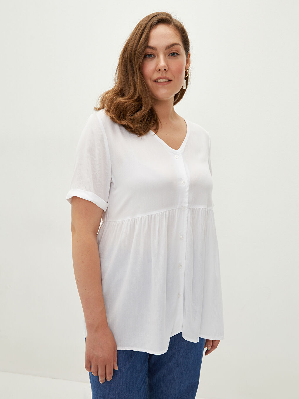 Beyaz Büyük Beden V Yaka Düz Önden Düğmeli Kısa Kollu Viskon Kadın Gömlek-3