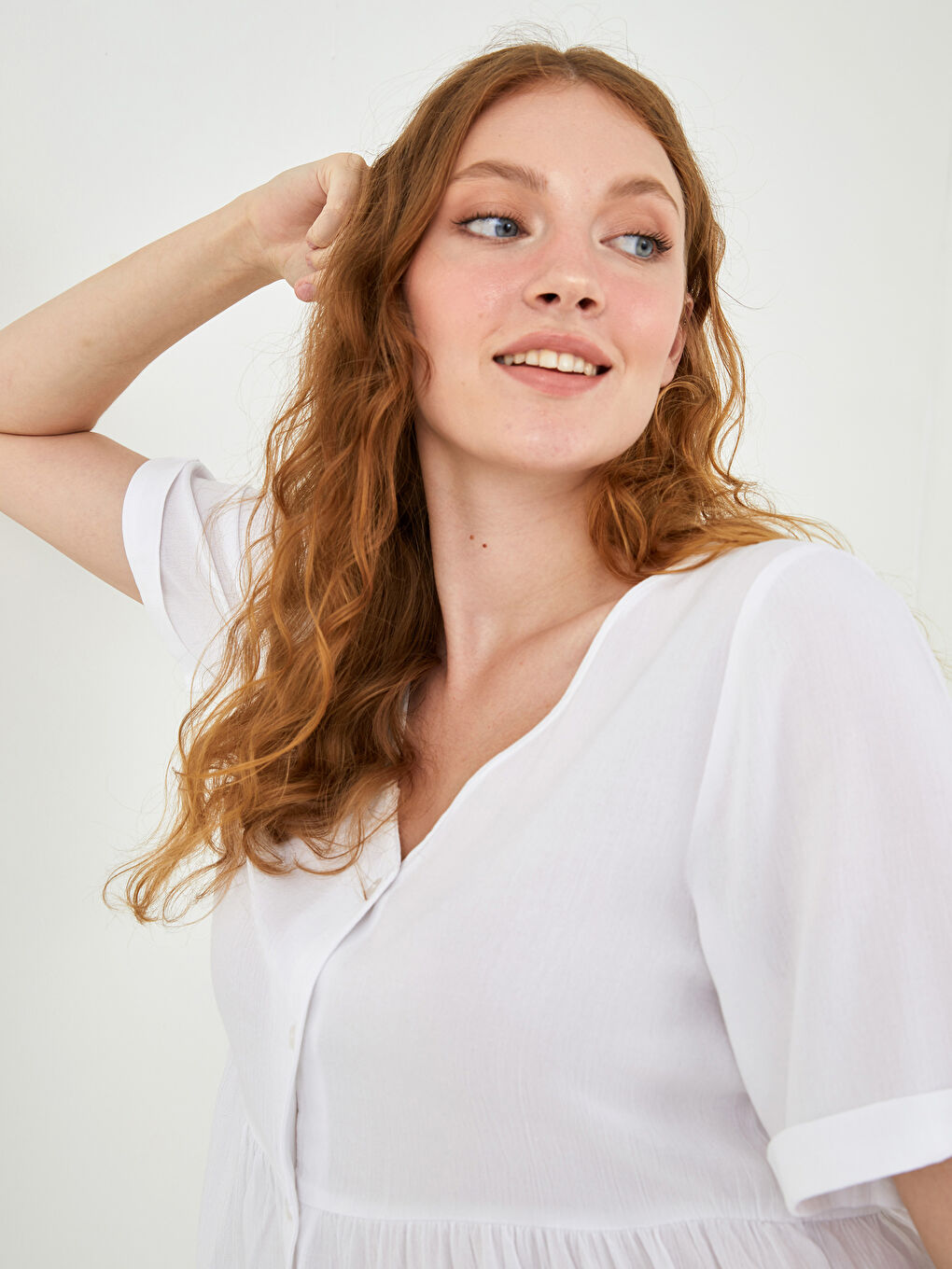 Beyaz Büyük Beden V Yaka Düz Önden Düğmeli Kısa Kollu Viskon Kadın Gömlek-4