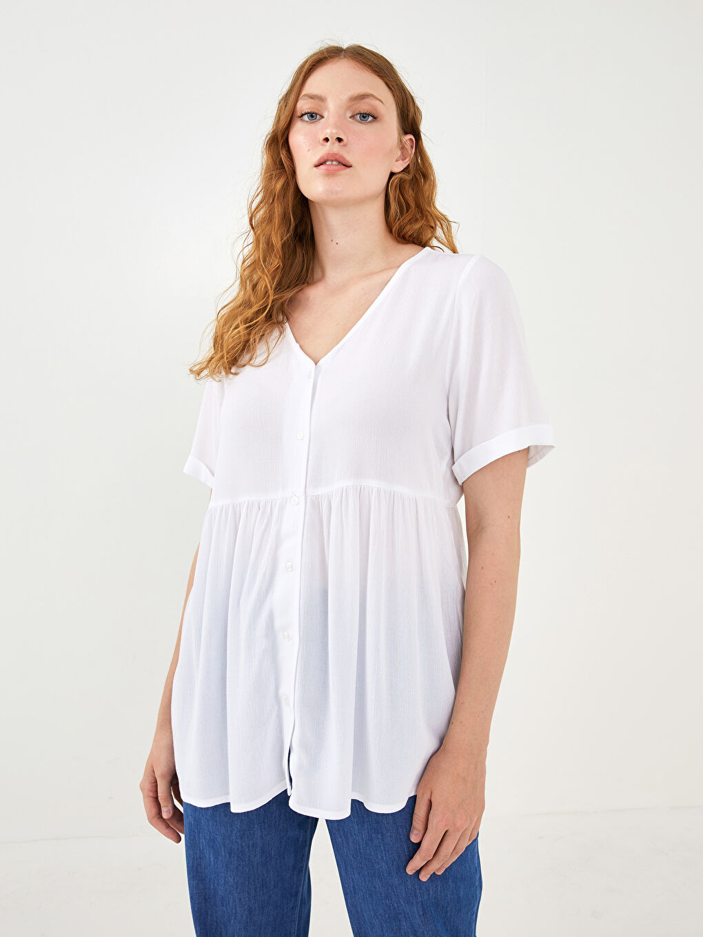 Beyaz Büyük Beden V Yaka Düz Önden Düğmeli Kısa Kollu Viskon Kadın Gömlek-2