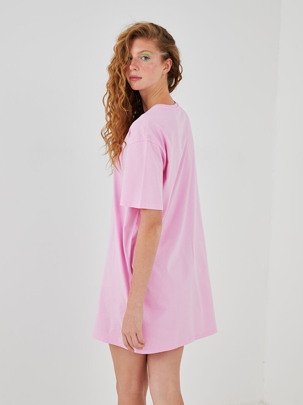 فستان نسائي برقبة دائرية مطبوع بأكمام قصيرة من القطن-3