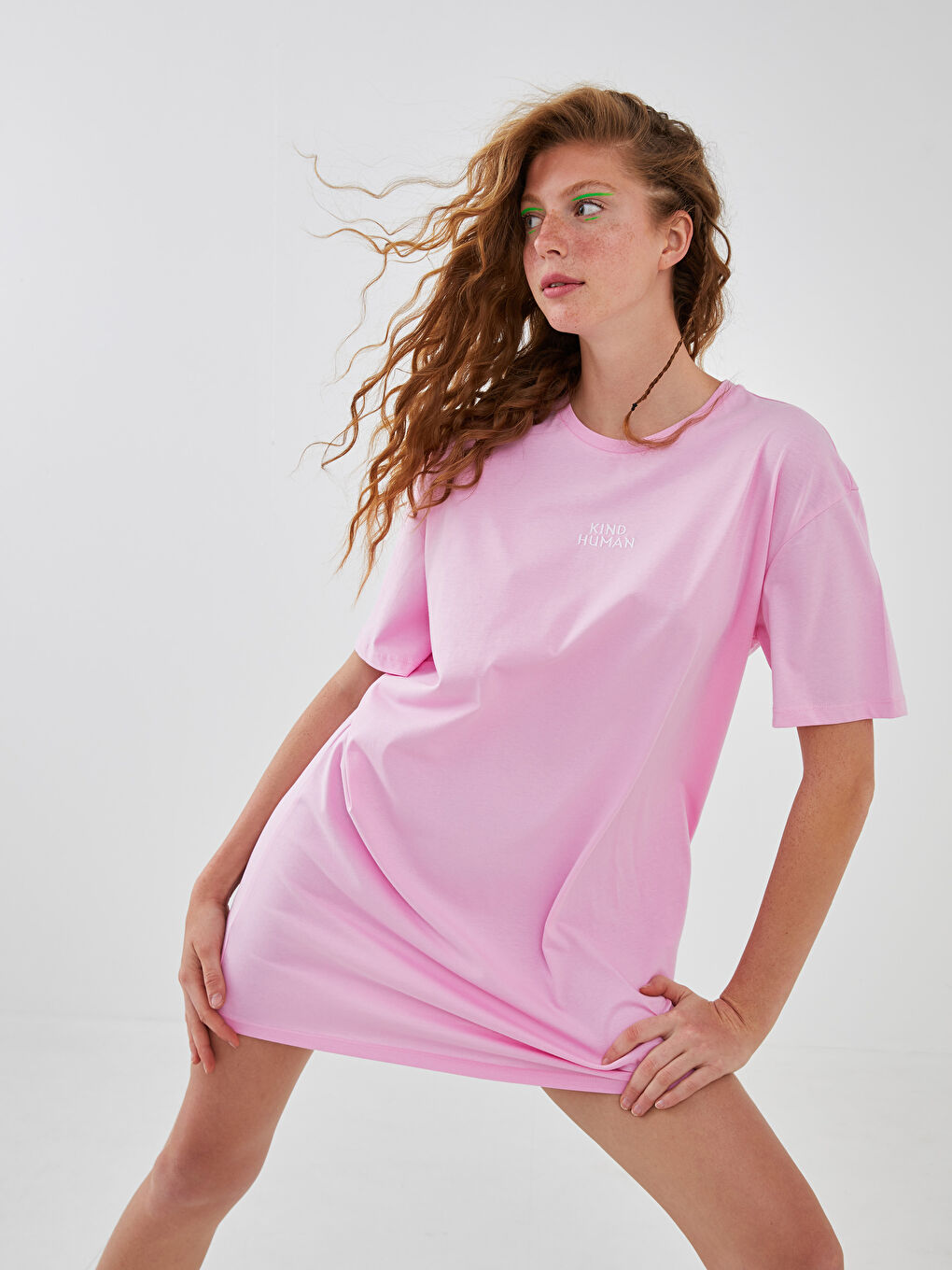 فستان نسائي برقبة دائرية مطبوع بأكمام قصيرة من القطن-4