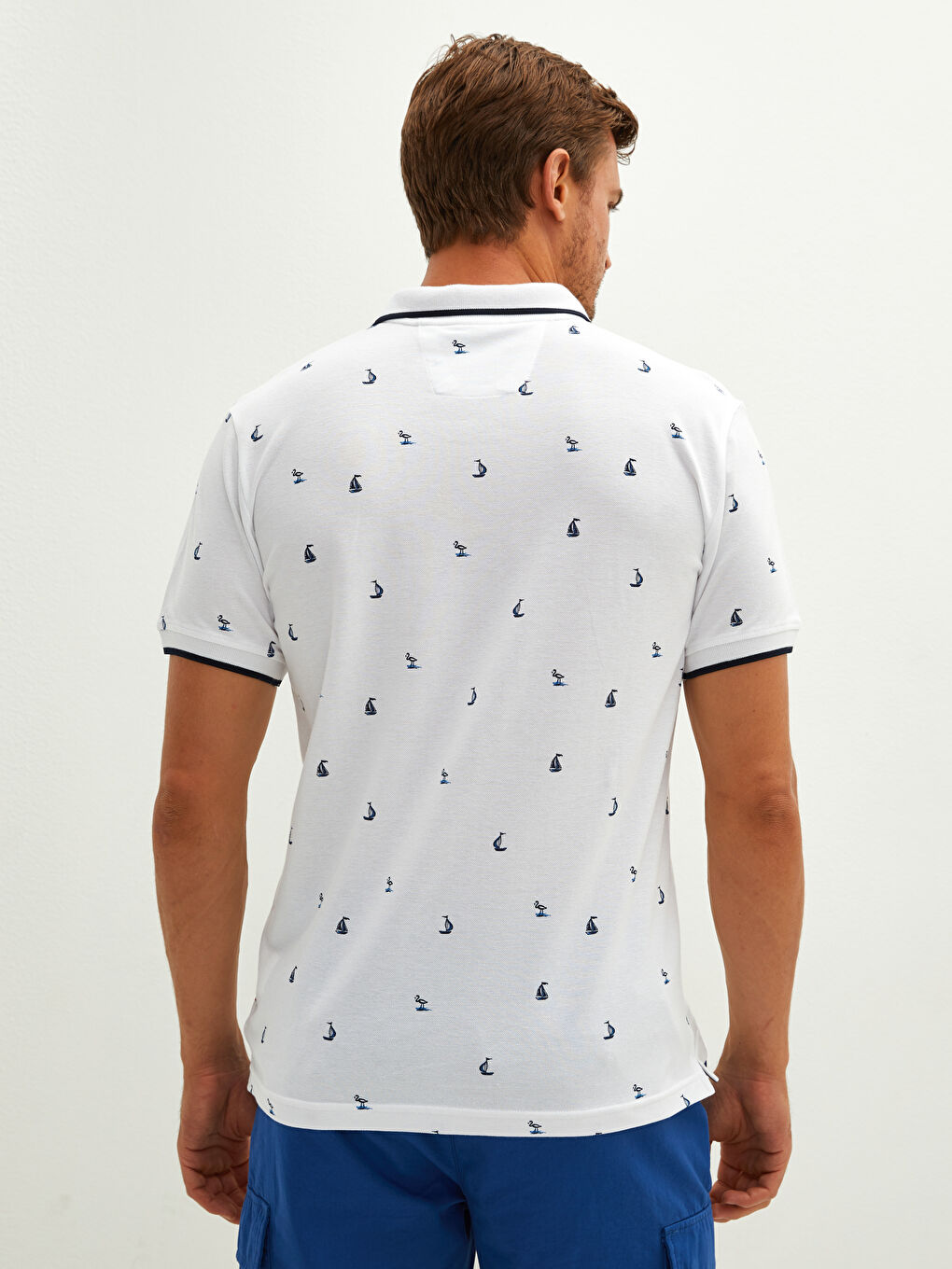 Beyaz Polo Yaka Kısa Kollu Desenli Erkek Tişört-4