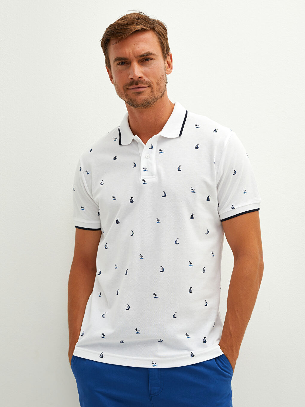 Beyaz Polo Yaka Kısa Kollu Desenli Erkek Tişört