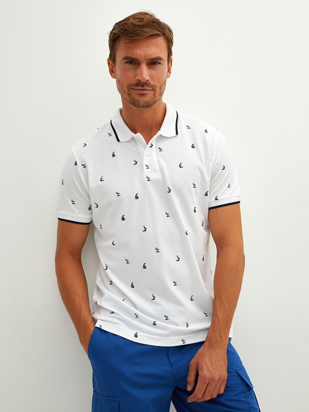 Beyaz Polo Yaka Kısa Kollu Desenli Erkek Tişört-1