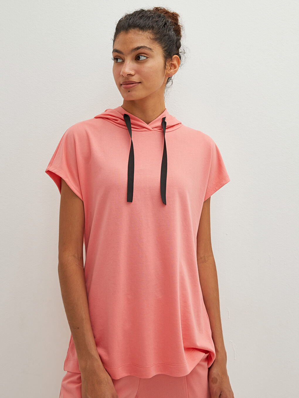 Mercan Kapüşon Yaka Baskılı Kısa Kollu Kadın Spor Tişört-1