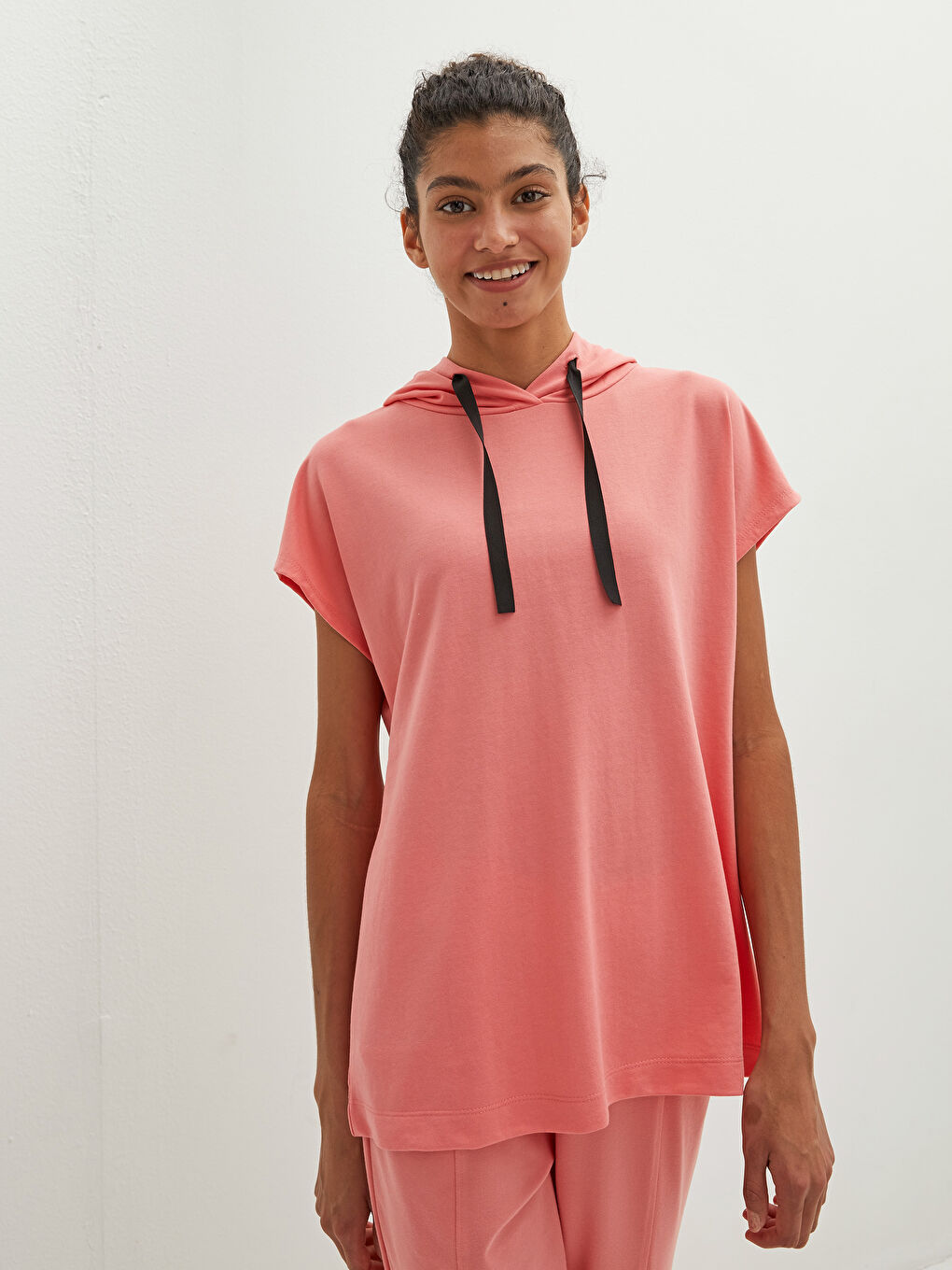 Mercan Kapüşon Yaka Baskılı Kısa Kollu Kadın Spor Tişört-3