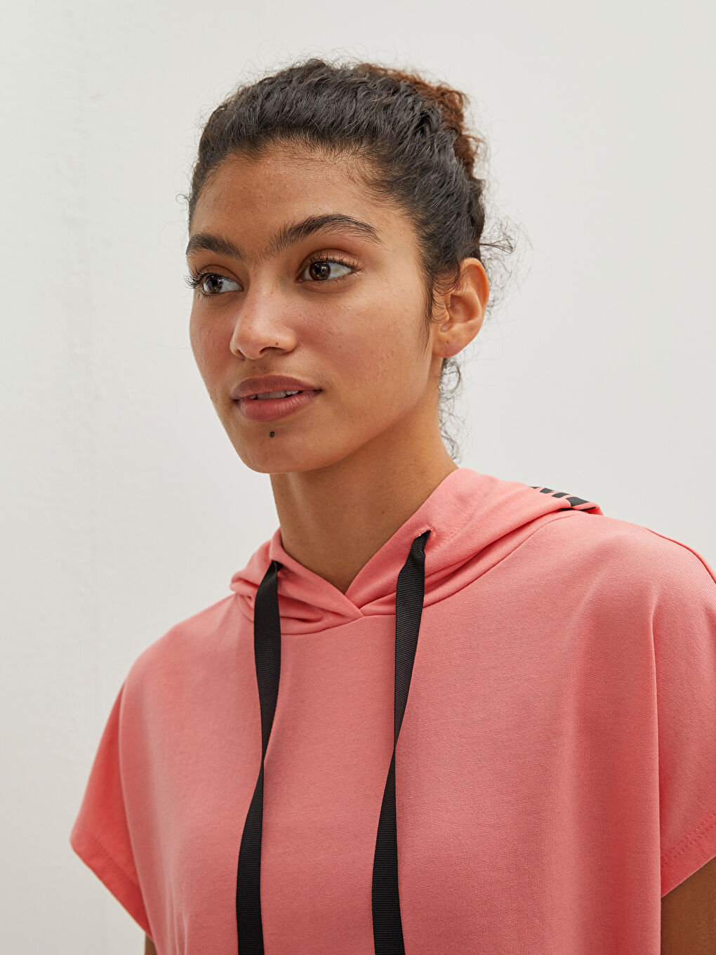 Mercan Kapüşon Yaka Baskılı Kısa Kollu Kadın Spor Tişört-5