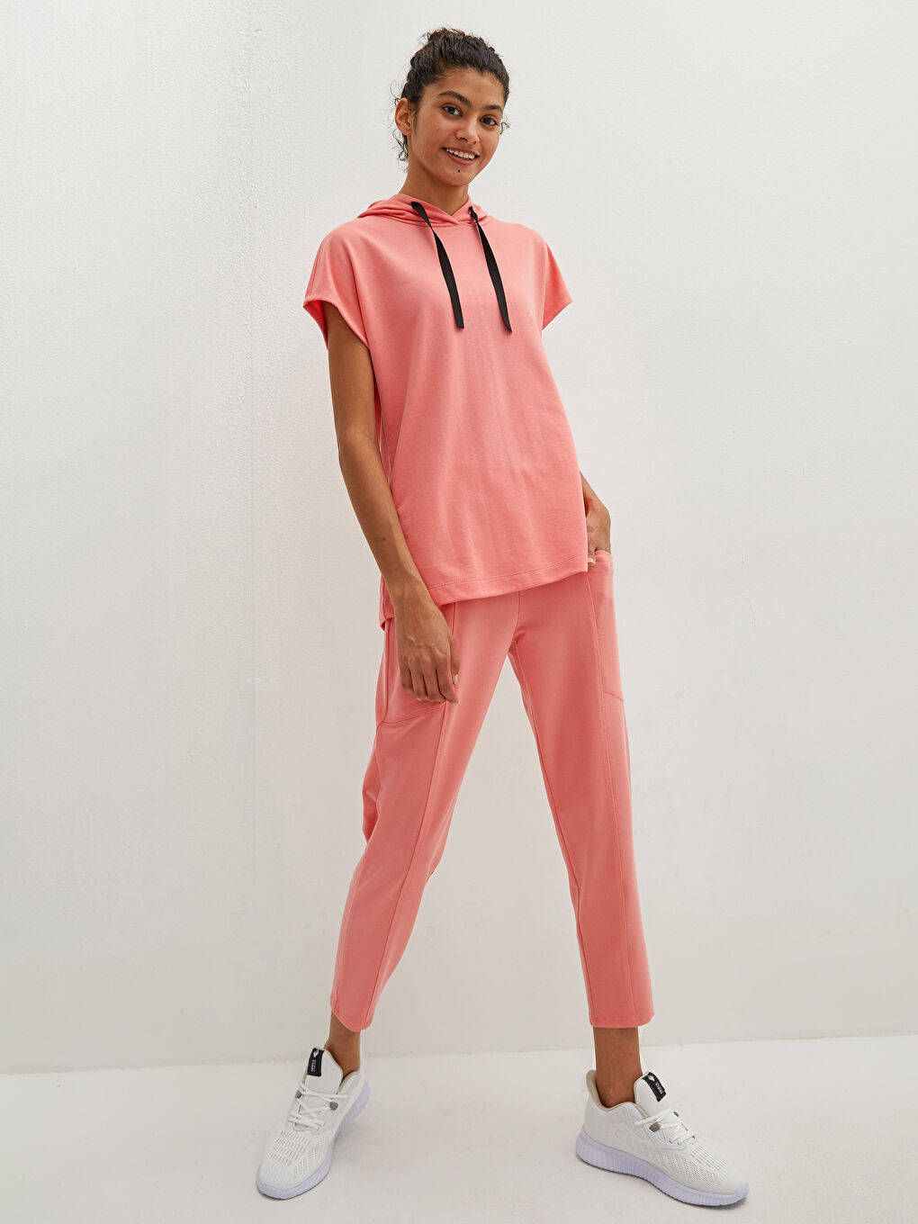 Mercan Kapüşon Yaka Baskılı Kısa Kollu Kadın Spor Tişört-7