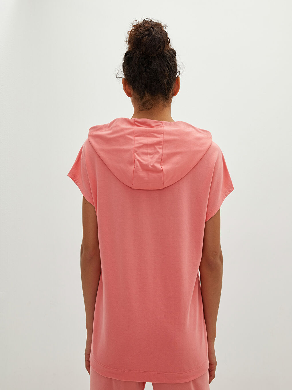 Mercan Kapüşon Yaka Baskılı Kısa Kollu Kadın Spor Tişört-8