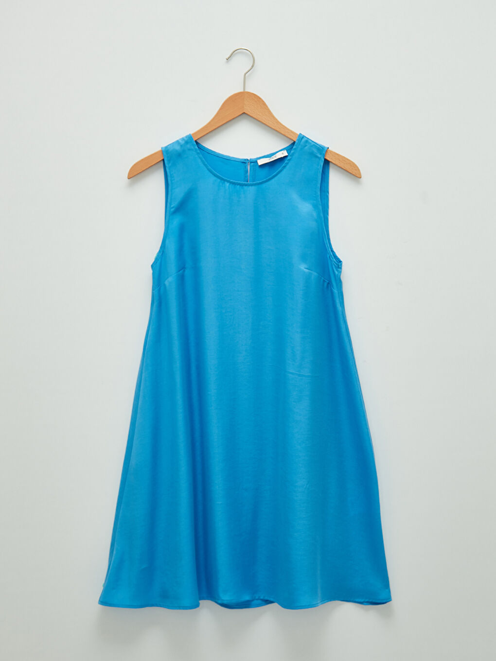 فستان نسائي بياقة دائرية وقصة مستقيمة وبدون أكمام وقصة واسعة من الأسفل-5