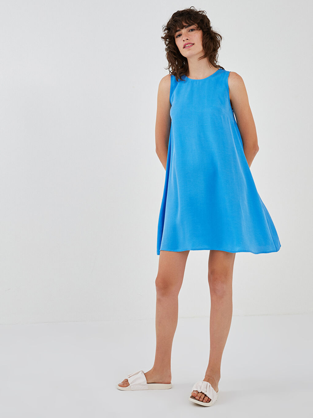 فستان نسائي بياقة دائرية وقصة مستقيمة وبدون أكمام وقصة واسعة من الأسفل-1