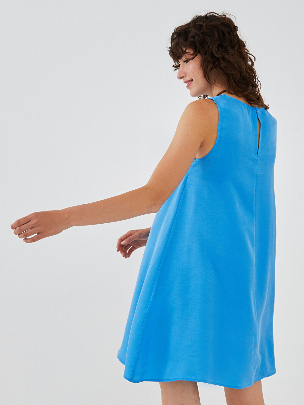 فستان نسائي بياقة دائرية وقصة مستقيمة وبدون أكمام وقصة واسعة من الأسفل-3