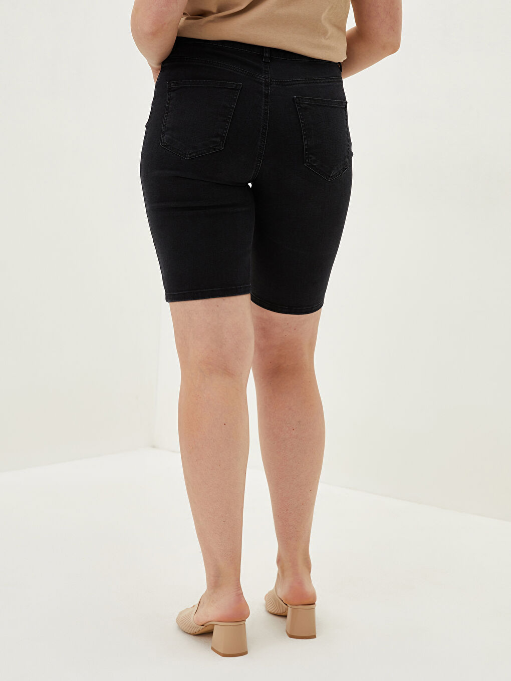 Plus Size Standard Fit Pocket Detailed Women's Rodeo Jean Shorts-5