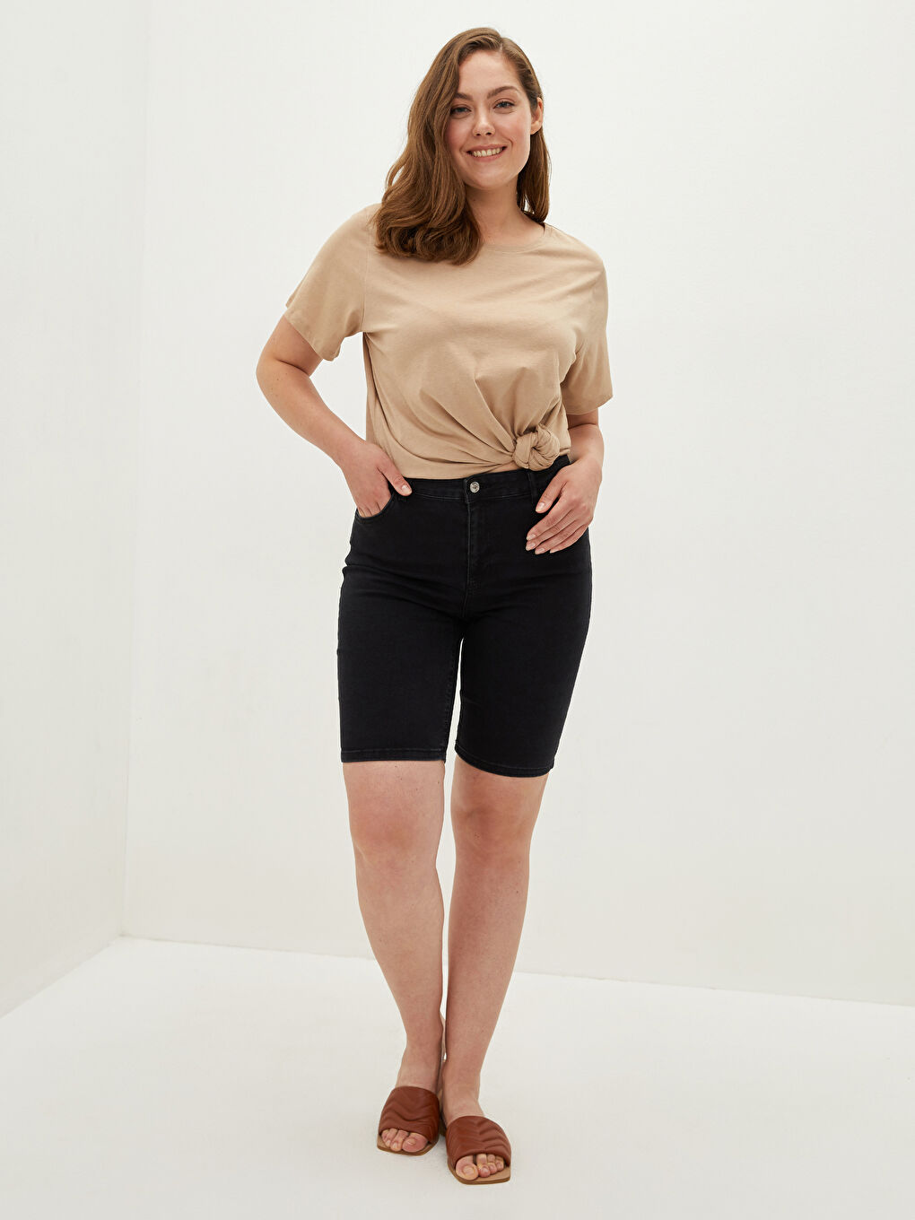 Plus Size Standard Fit Pocket Detailed Women's Rodeo Jean Shorts-1