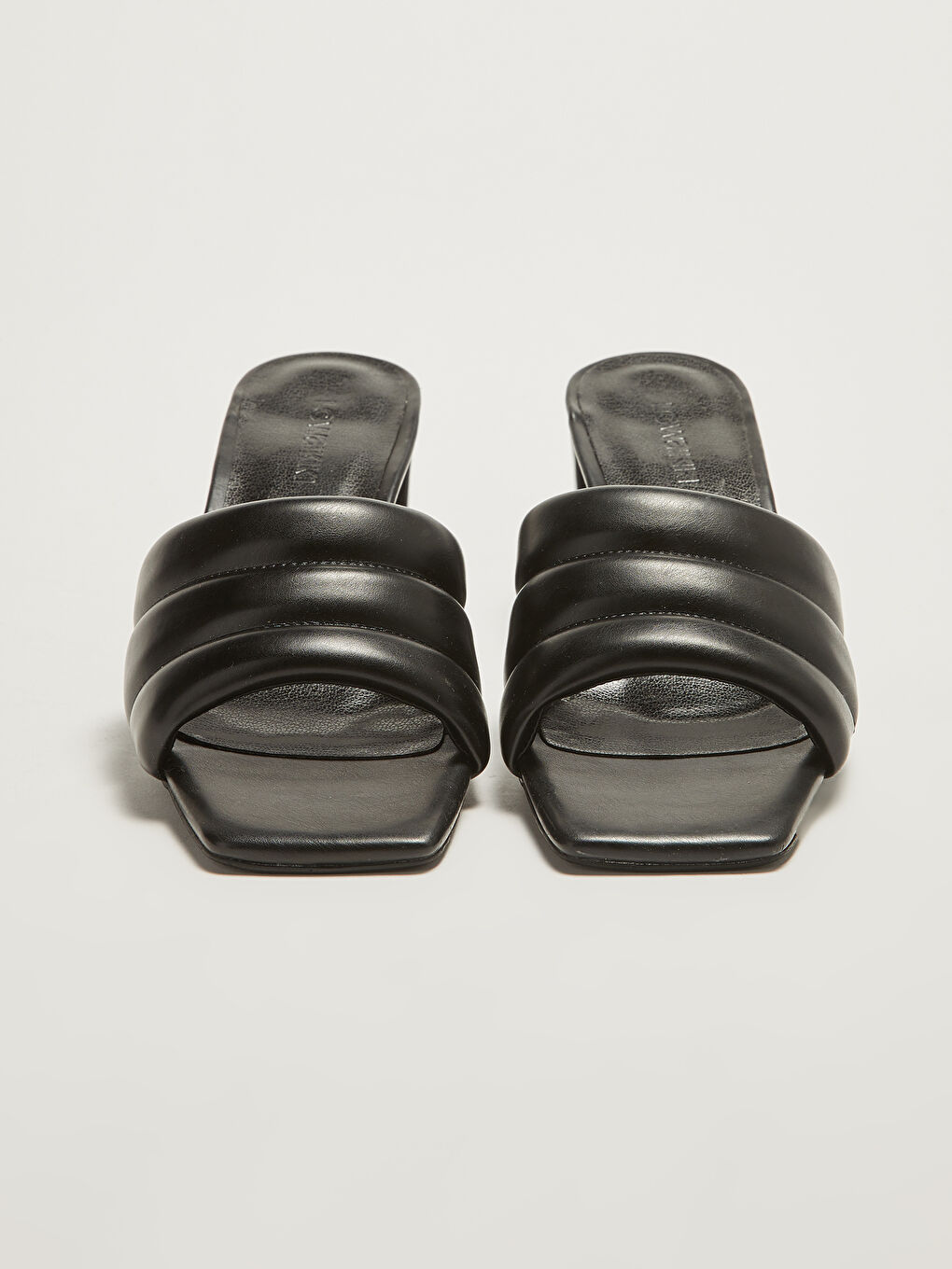 Siyah Deri Görünümlü Tek Bantlı Topuklu Kadın Terlik-2