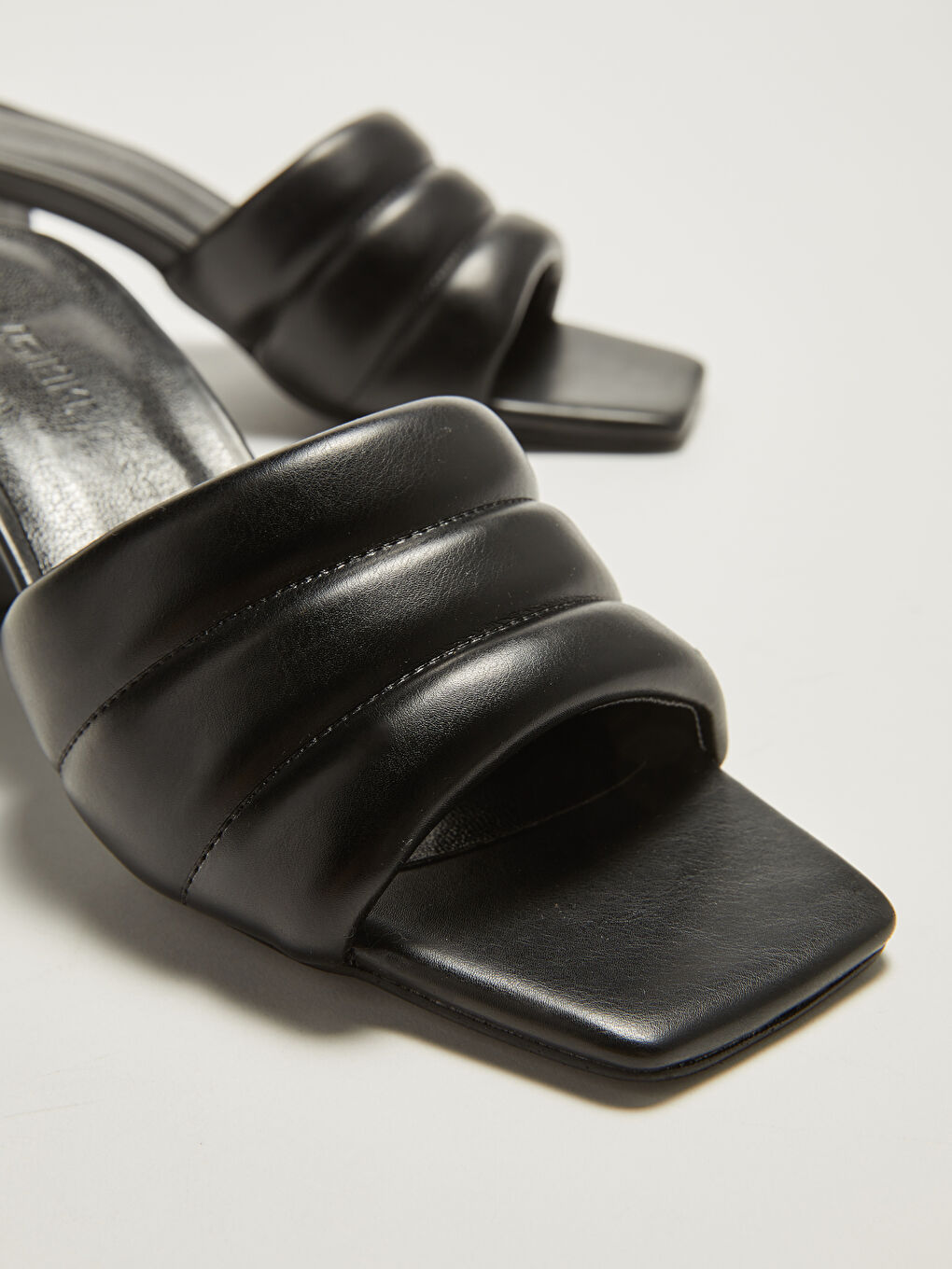 Siyah Deri Görünümlü Tek Bantlı Topuklu Kadın Terlik-3