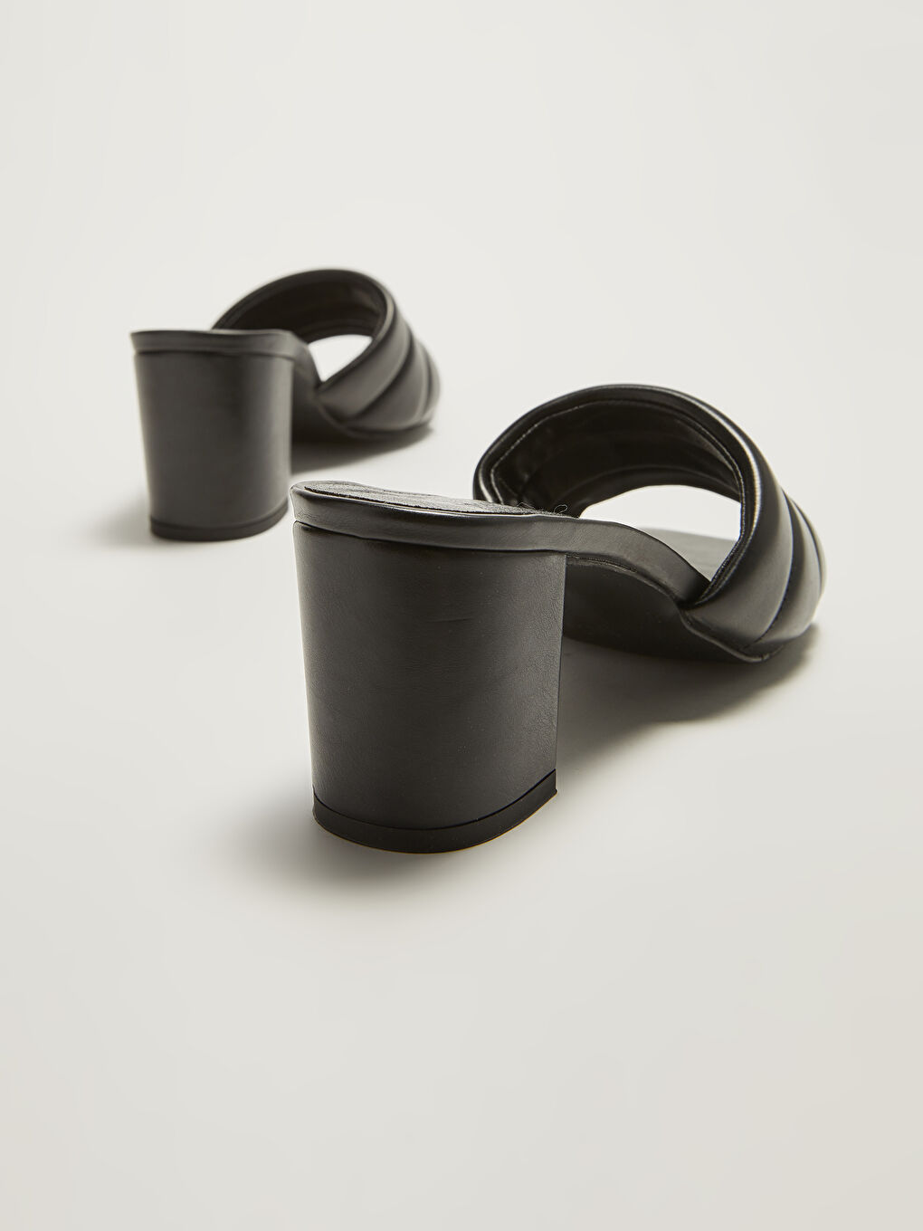 Siyah Deri Görünümlü Tek Bantlı Topuklu Kadın Terlik-4