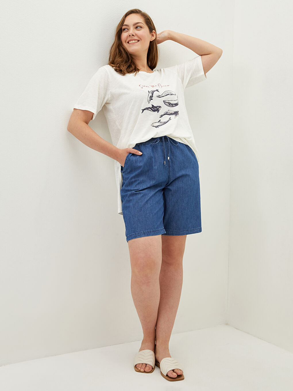 شورت جينز روديو بوسط مطاطي مقاس كبير مستقيم بتفاصيل جيوب للنساء-1