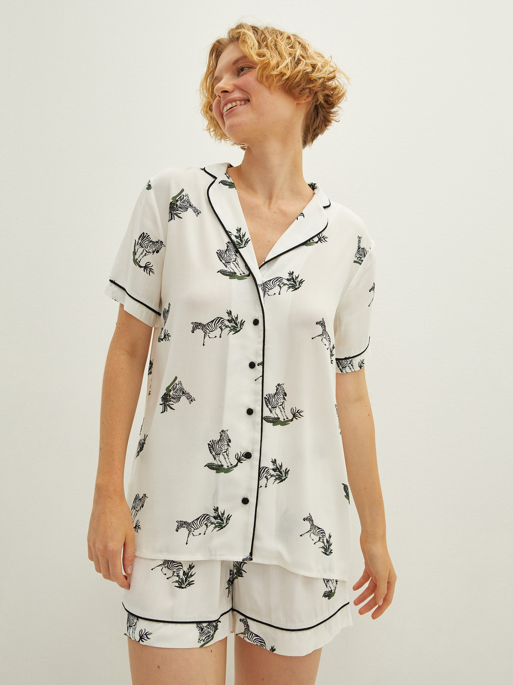 Ekru Gömlek Yaka Desenli Kısa Kollu Viskon Kadın Şortlu Pijama Takımı