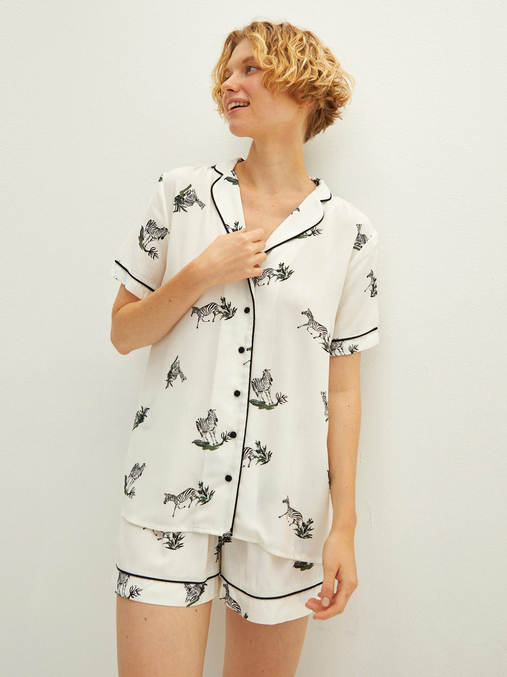 Ekru Gömlek Yaka Desenli Kısa Kollu Viskon Kadın Şortlu Pijama Takımı-1